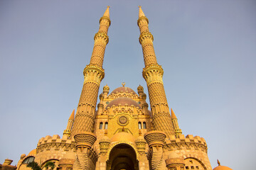 Fototapeta na wymiar Al Mustafa mosque, a large Islamic temple in the old town of Sharm El Sheikh, Sinai peninsula, Egypt. Religion concept, Al Sahaba Mosque.