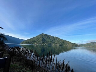 Obraz premium Green Mountain WIth Reflection in the Lake
