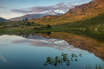 Lac Guichard en Savoie , à l' automne  , Alpes  .