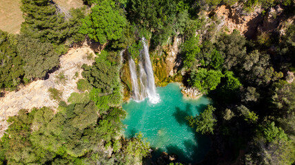 Fototapeta na wymiar vue aérienne d' une cascade dans le Var en France du village Sillans la Cascade