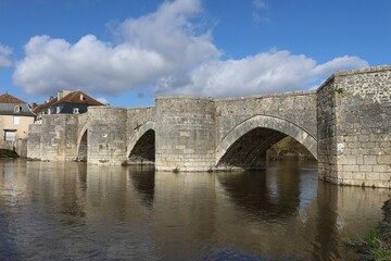 Fototapeta premium Le vieux pont sur la rivière Gartempe, pont en pierre du 13eme siècle, village de Saint Savin sur Gartempe, département de la Vienne, France