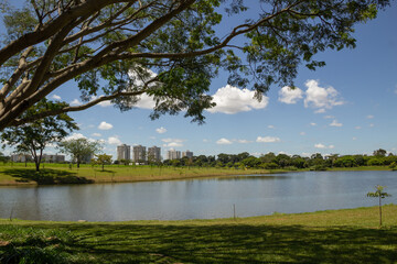 Paisagem de um parque muito arborizado e um lago, na cidade de Goiânia. Parque Leolidio di Ramos...