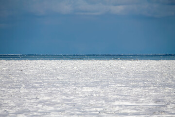 Fototapeta premium Lake Michigan shoreline and floating ice floes on the lake