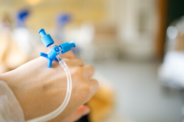 Hand mit Infusion Zugang Bett Krankenhaus 