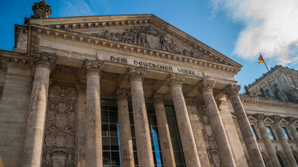 Fototapeta na wymiar Frente del parlamento Aleman de Berlin 