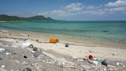 海洋プラスティックと海と空
