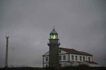 vista del encendido del faro de Peñas en Asturias, España