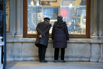 Zwei ältere Personen vor einem Schaufenster in der Wiener Innenstadt, Österreich