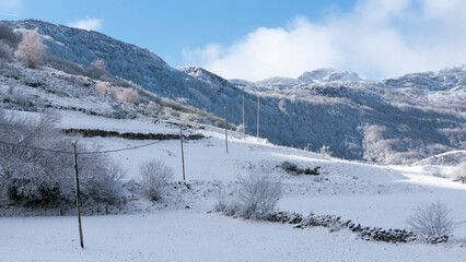 Fototapeta na wymiar Poste eléctrico en valle de montañas nevadas