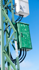 Caja verde transformador eléctrico en torre de alta tensión