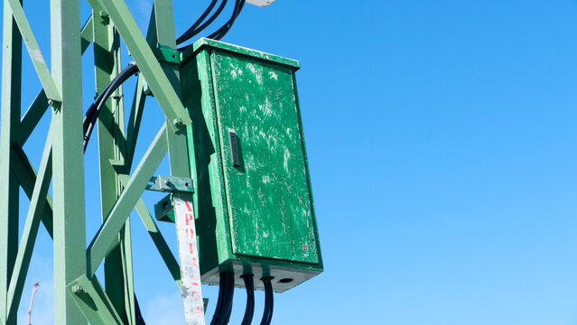 Caja verde transformador el&eacute;ctrico en torre de alta tensi&oacute;n