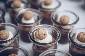 Hochzeitstorte mit Blumen und Beeren und weißem Zuckerguss.