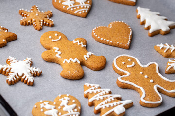 Obraz na płótnie Canvas Christmas homemade gingerbread cookies, gingerbread man