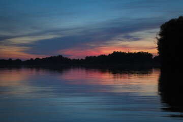 Obraz na płótnie Canvas colorful sunset on the lake