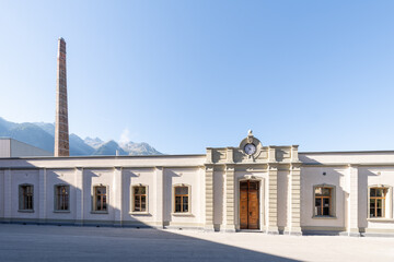Altes Industriegb&auml;ude mit Schatten im Sonnenlicht.