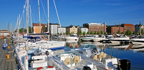 Barcos no porto em Helsinki. Finl&acirc;ndia.