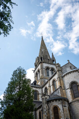 Fototapeta na wymiar L'arrière de l'église Saint-Hilaire avec arbre à Rouen.