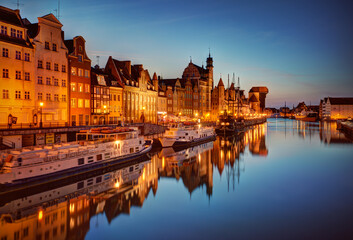 Gdańsk, Polska, port nocą, stare miasto, rzeka Motława, statki, promy, podróż, wakacje, miasto zmierzch