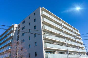 マンションの外観と爽やかな青空の風景_sky_b_56