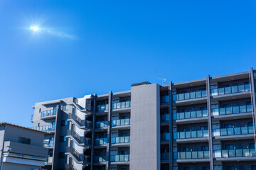 Fototapeta premium マンションの外観と爽やかな青空の風景_sky_b_63