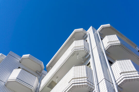マンションの外観と爽やかな青空の風景_sky_b_61