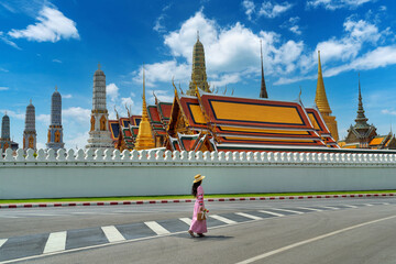 Naklejka premium Tourist walking at Wat phra kaew temple, Bangkok, Thailand.