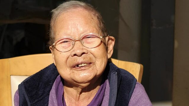 笑顔　お喋りなおばあちゃん