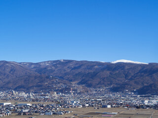 Fototapeta na wymiar 1月下旬（冬） 冠雪した車山と諏訪市街の風景 長野県諏訪市