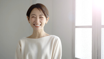 ショートヘアの女性　ポートレート