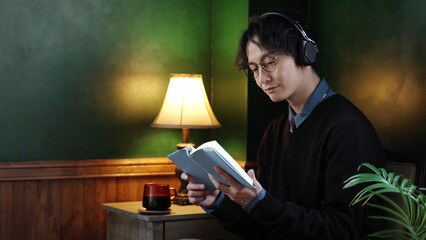 アンティークな部屋で読書をする男性