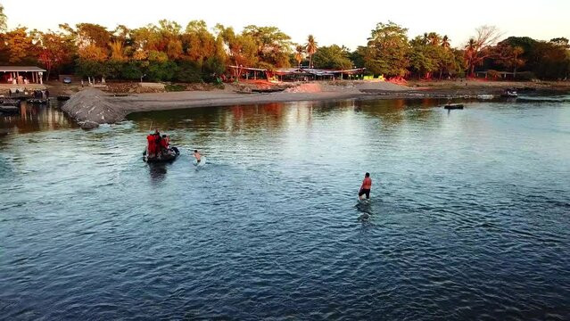El r&iacute;o Suchiate es un cuerpo de agua que se extiende a lo largo de la frontera entre Guatemala y M&eacute;xico, en la parte sur de ambos pa&iacute;ses. Una frontera natural con mucha migraci&oacute;n y mucho contrabando.
