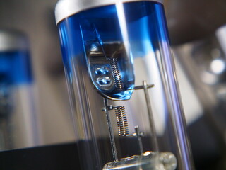 車の電球のフィラメントの拡大写真