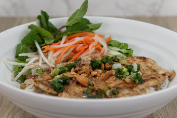 Delicious grilled chicken for a Vietnamese meal served with vermicelli in a bowl - obrazy, fototapety, plakaty