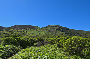 三俣山登山「登山道から望む星生山と1512mピーク」