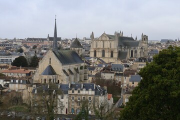 Vue d'ensemble de Poitiers depuis la falaise des dunes, ville de Poitiers, département de la...