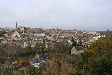 Naklejka premium Vue d'ensemble de Poitiers depuis la falaise des dunes, ville de Poitiers, département de la Vienne, France