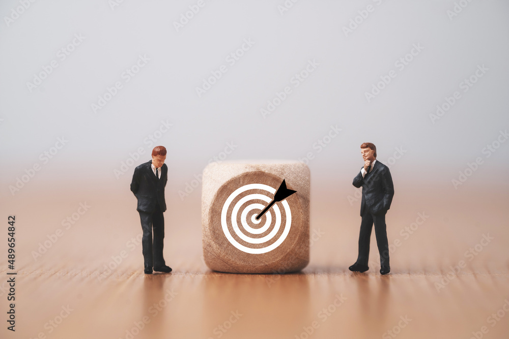 Aufkleber miniature businessmen figure standing and thinking with cube and target board for setup objective ta