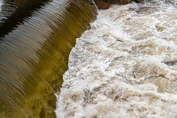 Wasserkraftanlage, Flusswehr bei Hochwasser