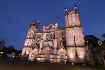 Fototapeta na wymiar La cathédrale Saint Pierre de Poitiers, éclairée la nuit, ville de Poitiers, département de la Vienne, France