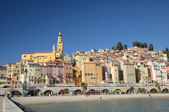 Menton la vieille ville et sa plage des sablettes - Alpes-Maritimes	