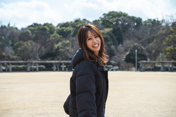 Fototapeta premium 公園で遊ぶ女性