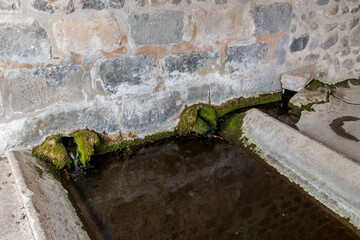 Vieux lavoir avec deux entrées d