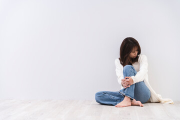 デニムを履いたカジュアルファッションの女性