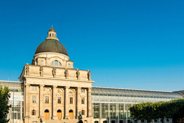Obraz premium Stately stone building in Munich with columns