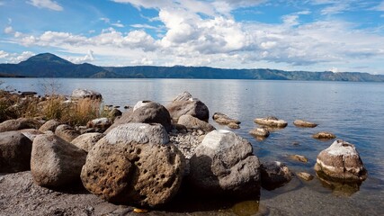 Lake Toba is an amazing natural wonder located on the island of Sumatra. The natural beauty of Tao Toba offers the charm of green mountains spoil the eyes and clean air that is soothing.