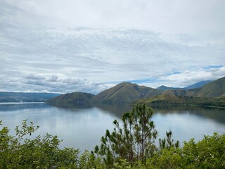 Lake Toba is an amazing natural wonder located on the island of Sumatra. The natural beauty of Tao Toba offers the charm of green mountains spoil the eyes and clean air that is soothing.