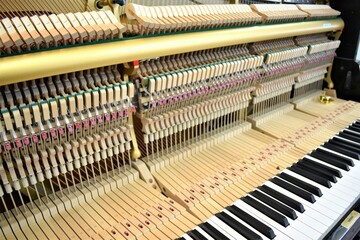 piano アップライトピアノのアクション内部構造、ハンマー、鍵盤、ピアノ弦など