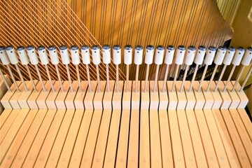 piano アップライトピアノのアクション内部構造、ハンマー、鍵盤、ピアノ弦など