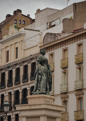 Fototapeta na wymiar Estatua de la Reina Isabel II en la plaza de Ópera, Madrid