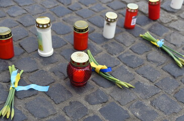 Kerzen und Blumen auf einer Ukraine-Demo